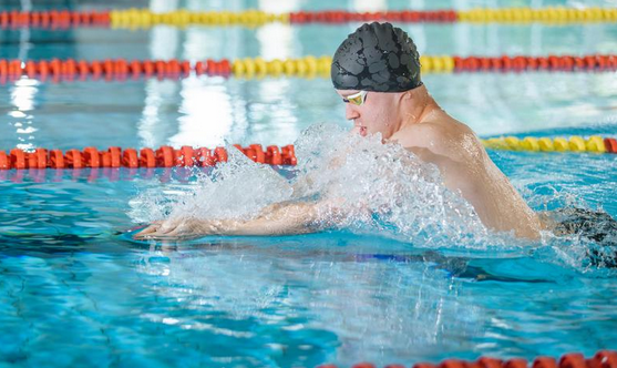 游泳技巧锻炼：如何在游泳中锻炼身体和心肺功